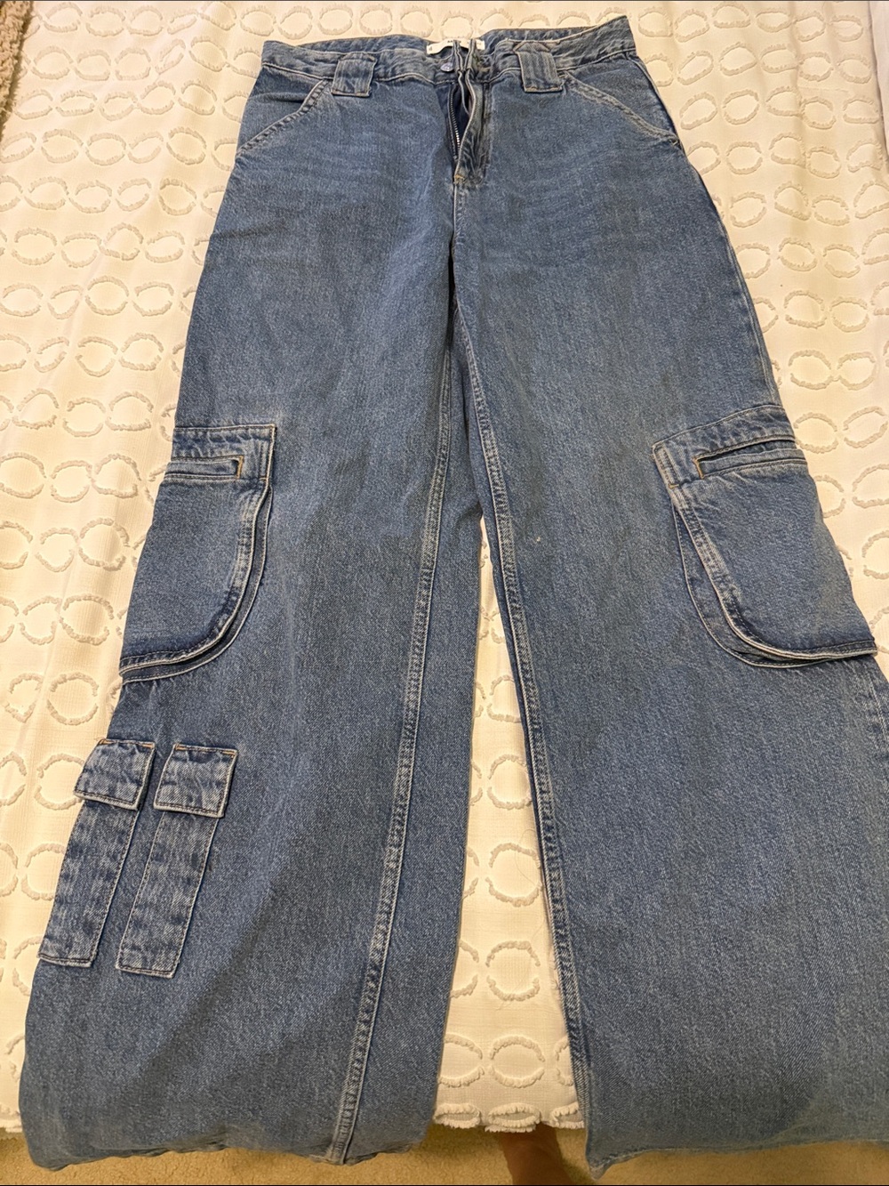 Relaxed Wide-Leg Cargo Jeans in Classic Blue Denim